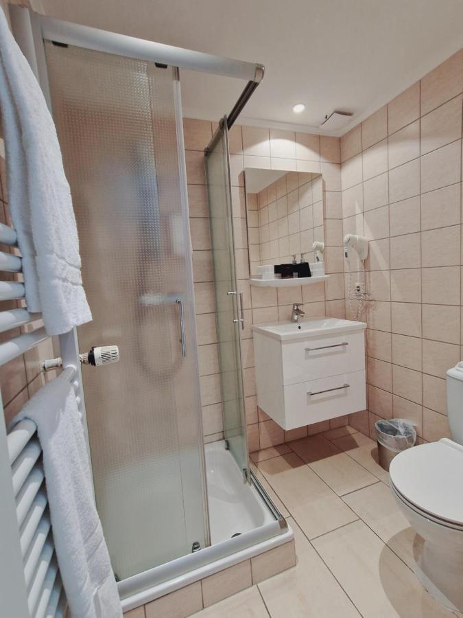 Bivius Hotel Restaurant Luxembourg ชตราสเซน ภายนอก รูปภาพ
