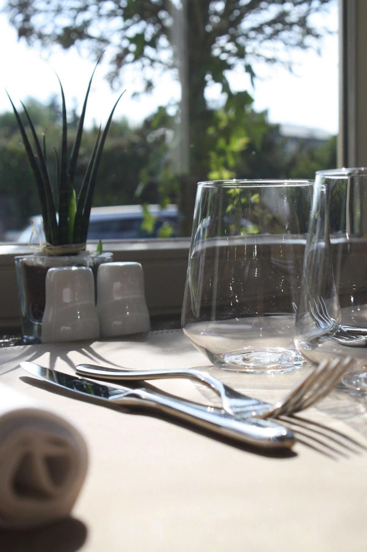 Bivius Hotel Restaurant Luxembourg ชตราสเซน ภายนอก รูปภาพ