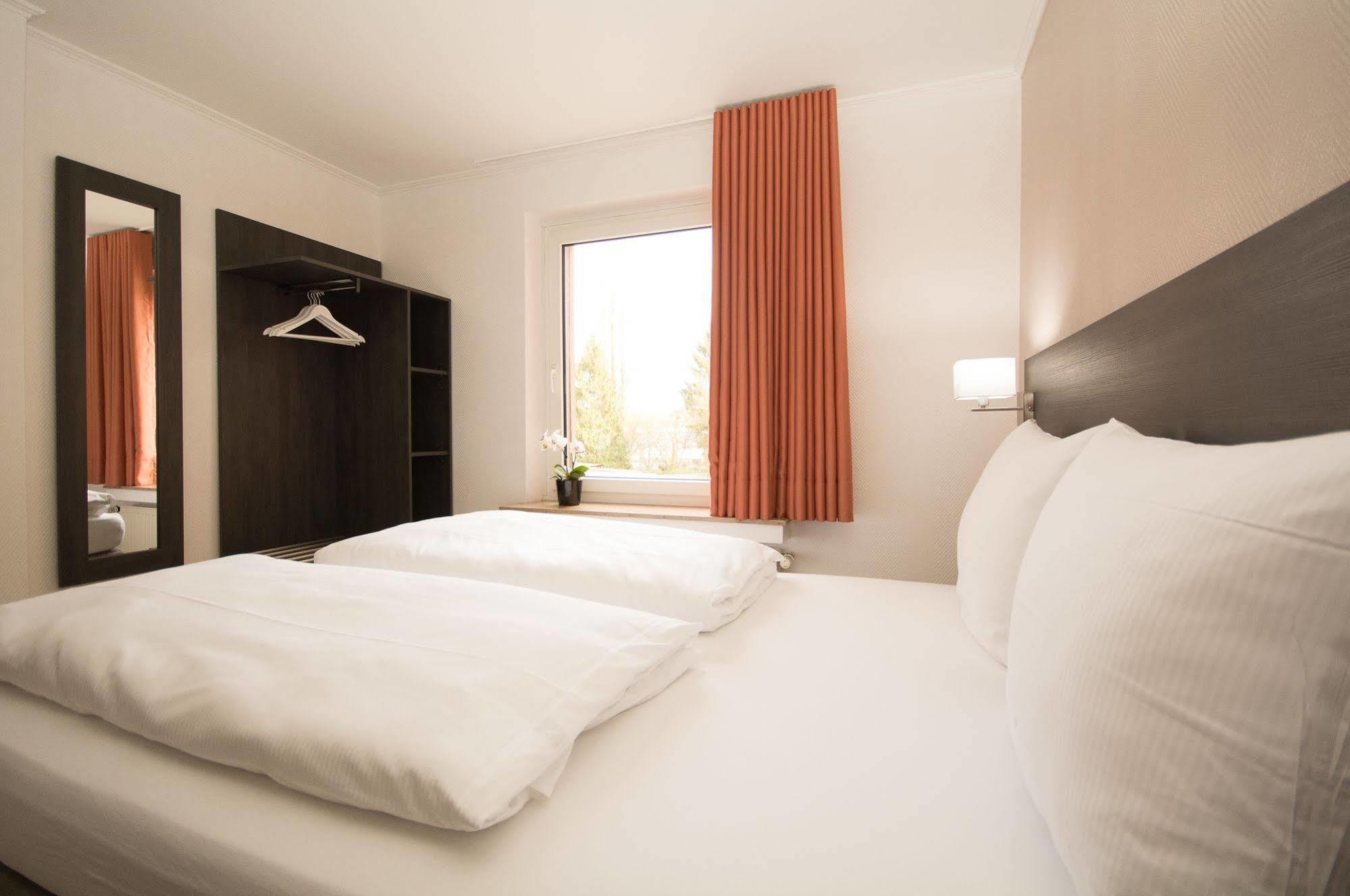 Bivius Hotel Restaurant Luxembourg ชตราสเซน ภายนอก รูปภาพ